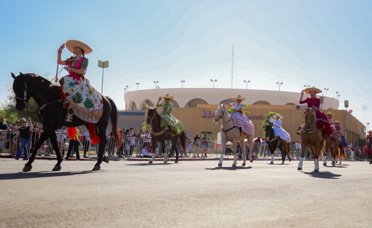 Rinde Gobierno de BC honor a la Independencia de México con Desfile Cívico Militar