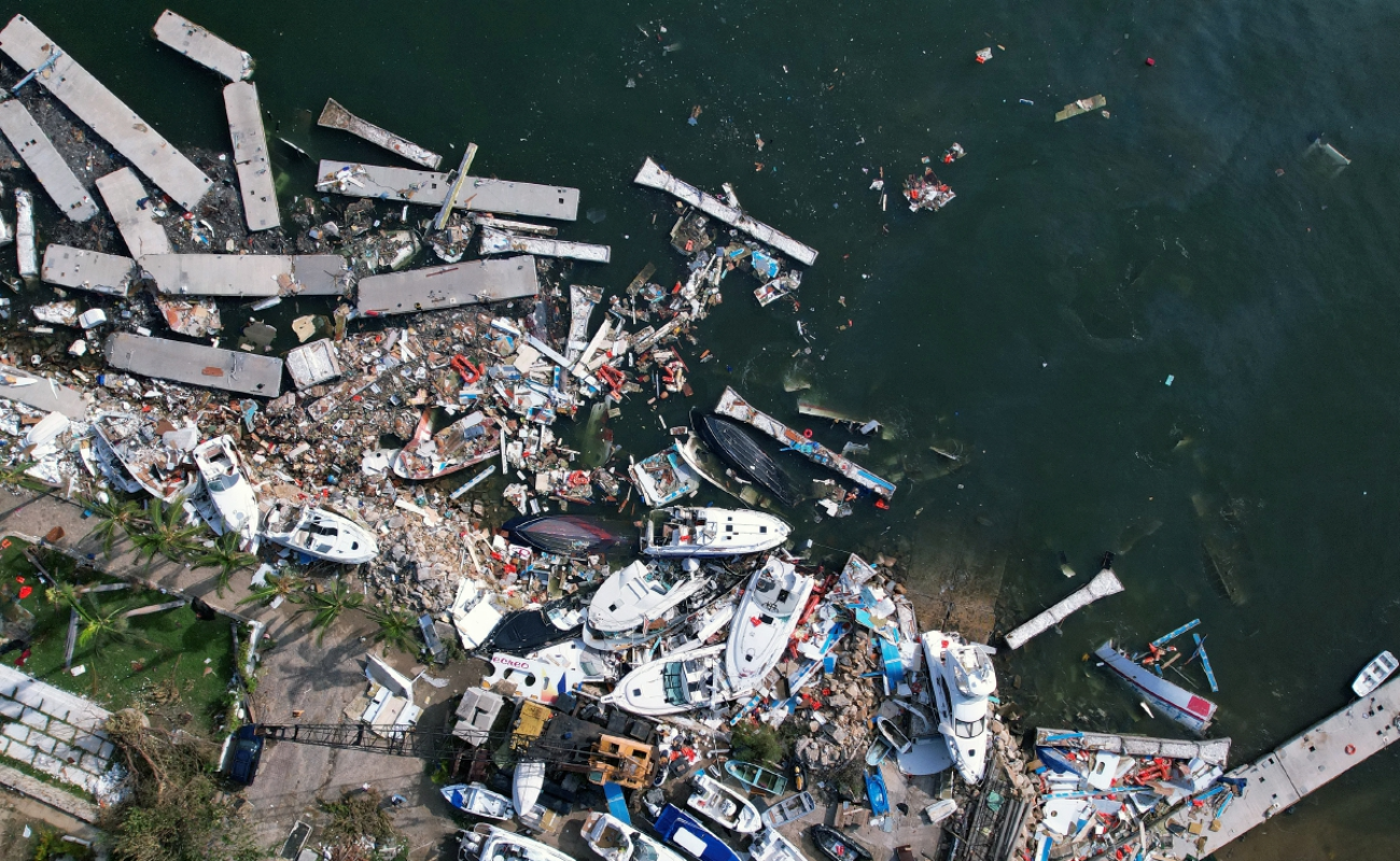 Retira Marina barcos menores hundidos por "Otis" en Acapulco