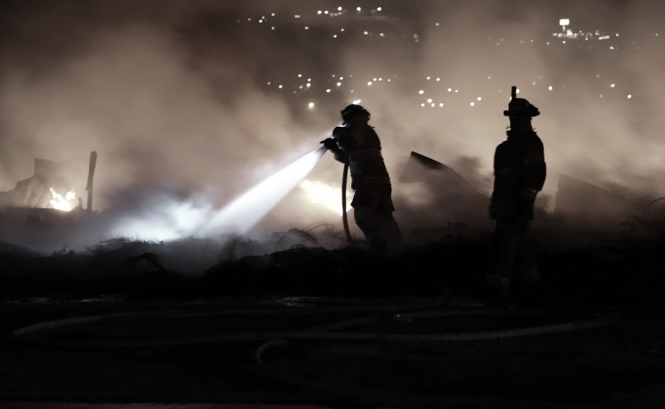 Consume incendio cuatro bodegas en parque industrial