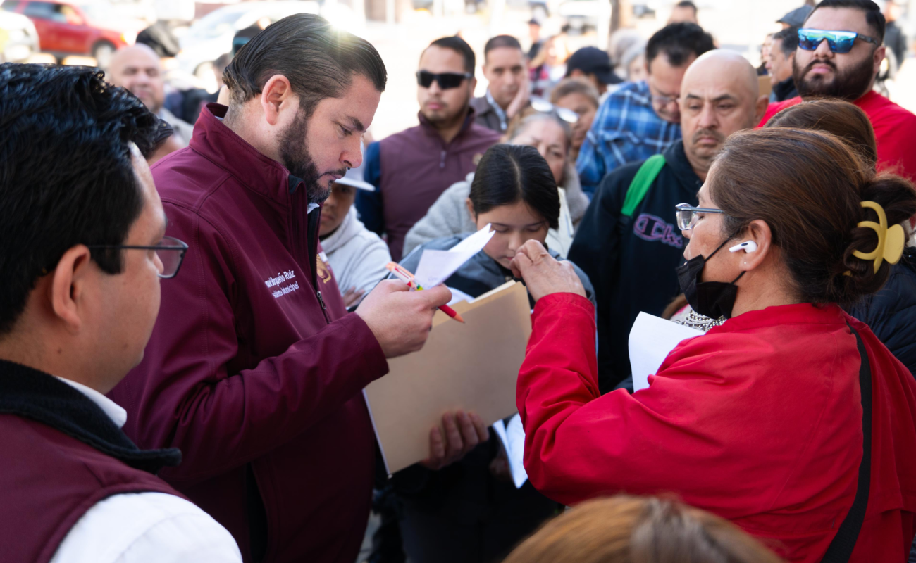 Reciben residentes de Playas de Tijuana atención directa del alcalde Ismael Burgueño