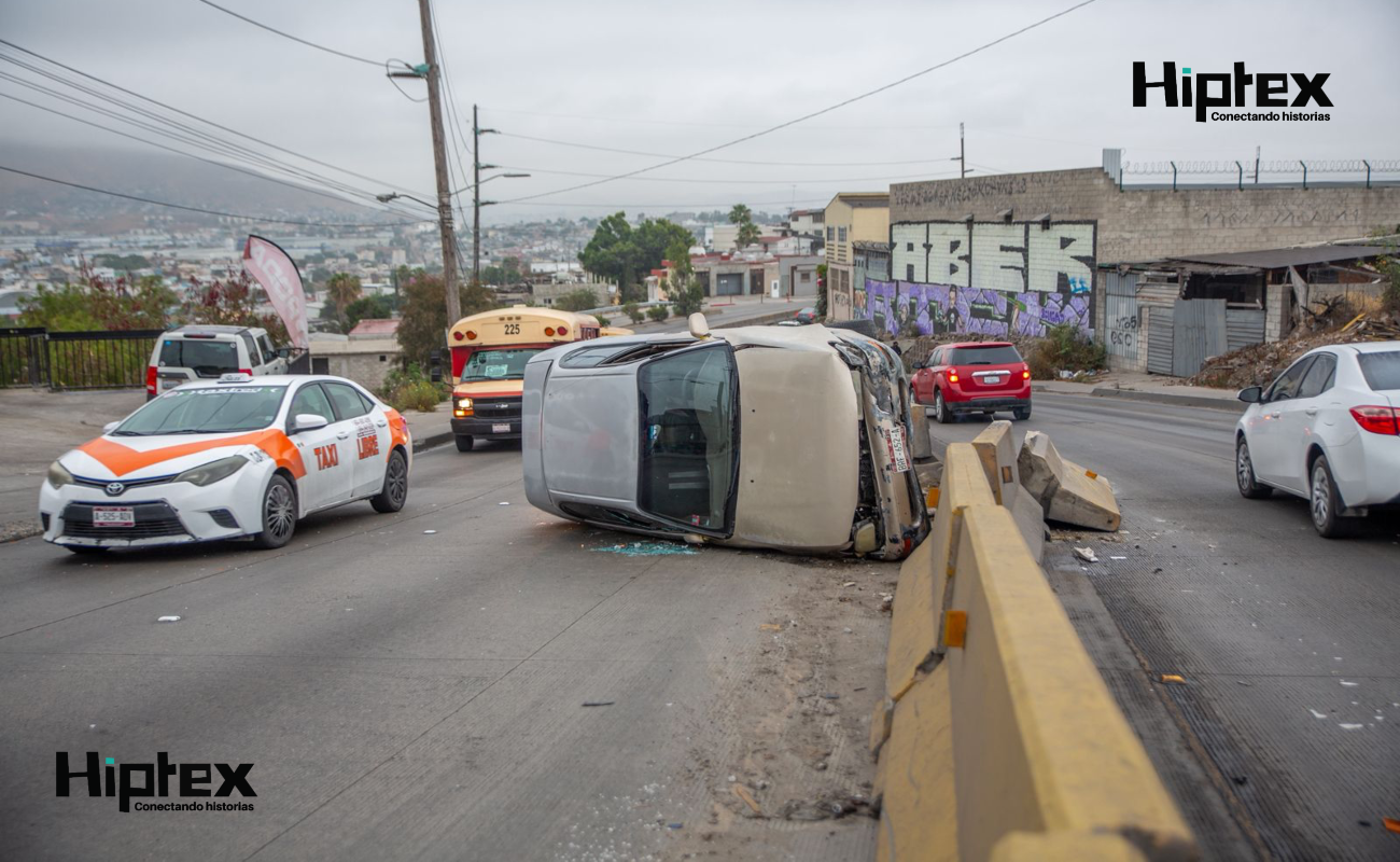 Choque termina con volcadura en bulevar Cucapáh; conductores resultan ilesos