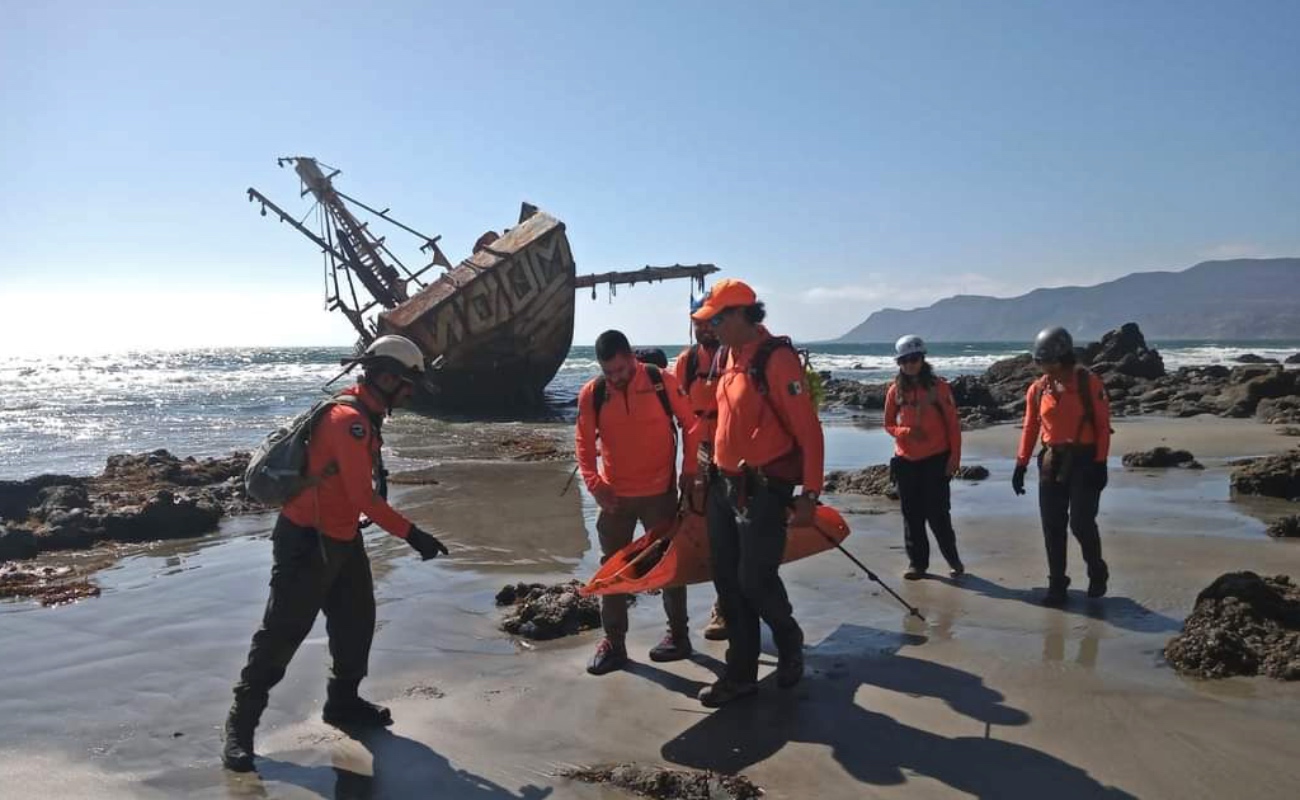 Rescatan cadáver en acantilado del barco varado