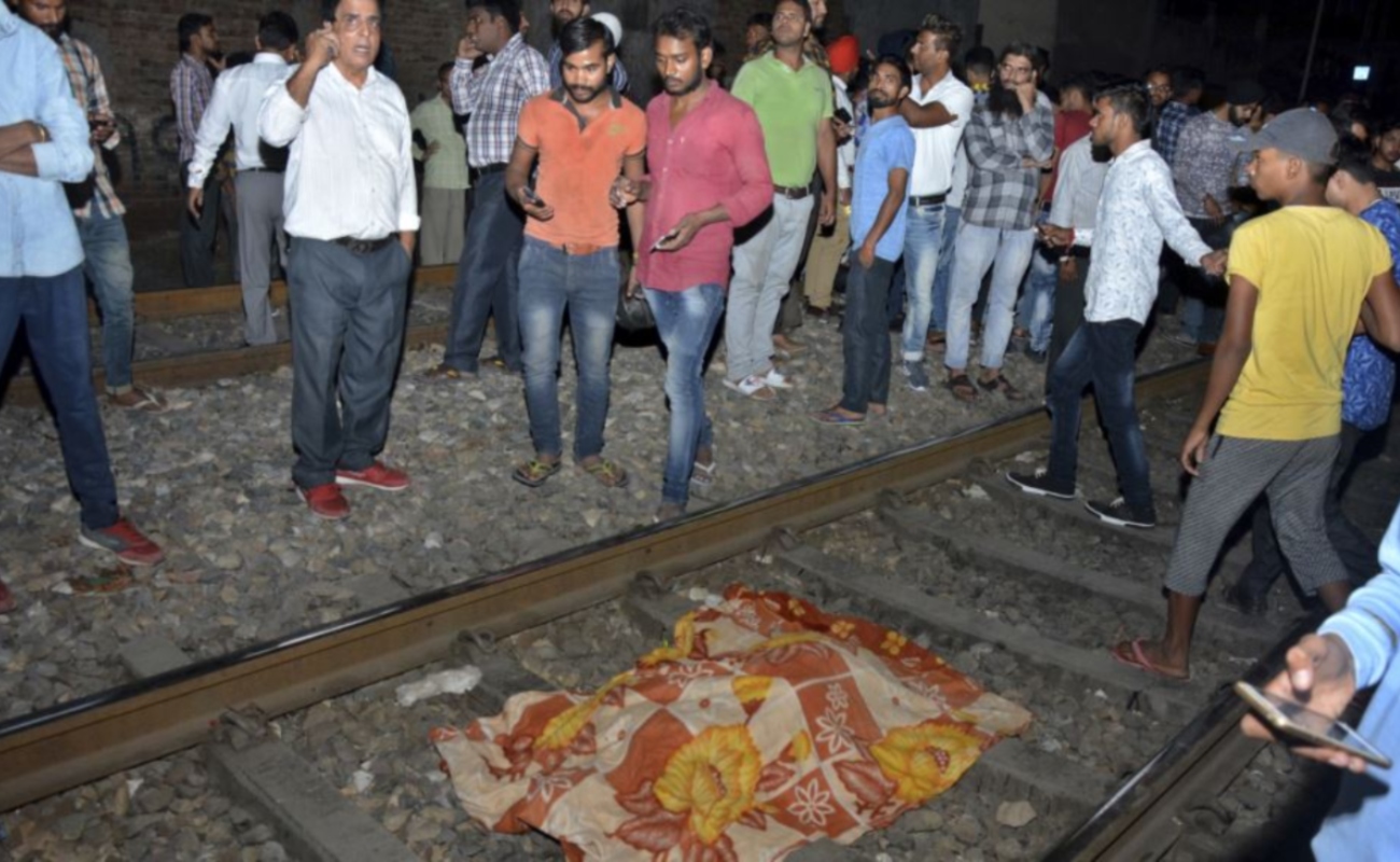 Arrolló a decenas tren en la India; hay al menos 50 muertos