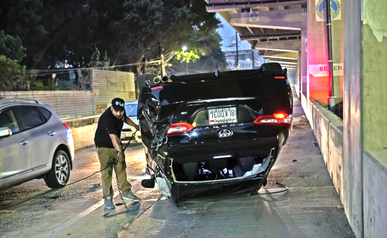 Conductor abandona su vehículo tras volcarse sobre la Avenida Internacional