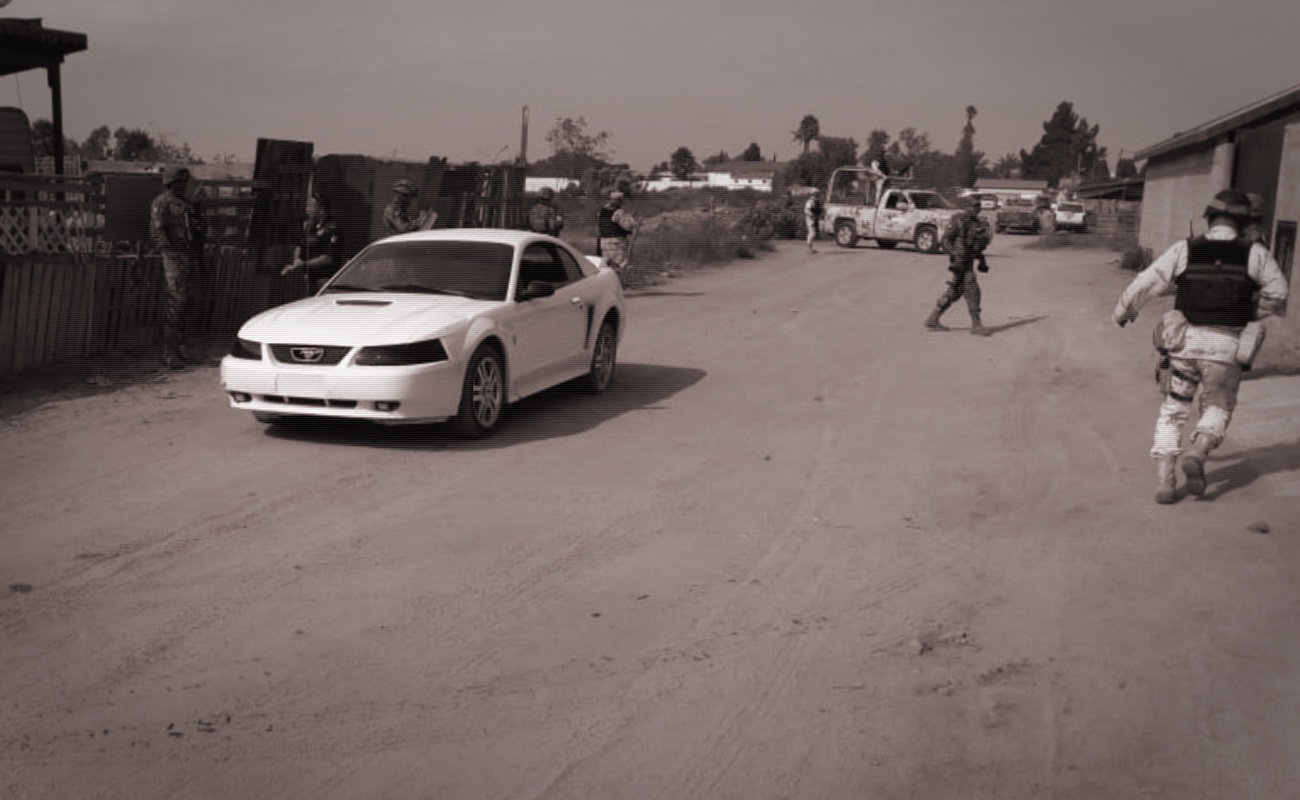 Aseguran carro con armas de fuego, cargadores y cartuchos en Vicente Guerrero