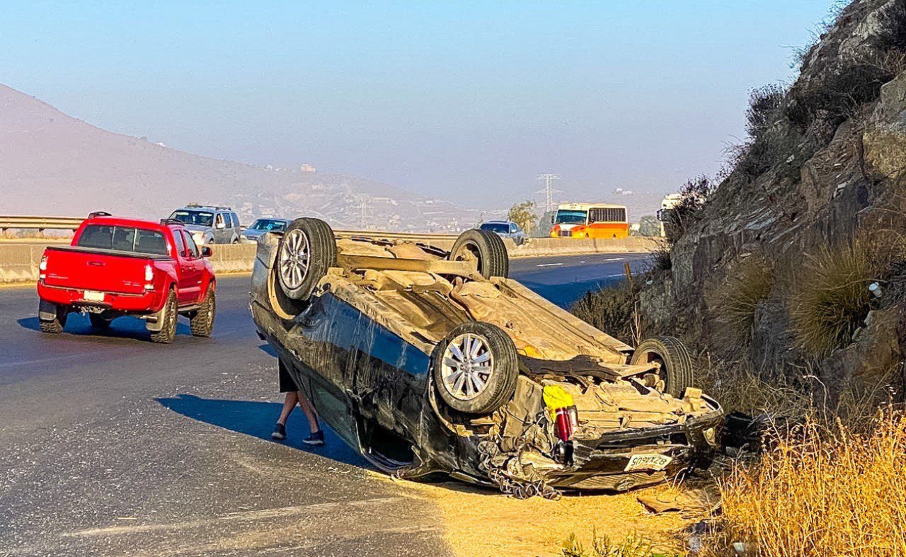 Corolla termina volcado sobre la carretera libre Tecate-Tijuana; no hay lesionados de gravedad