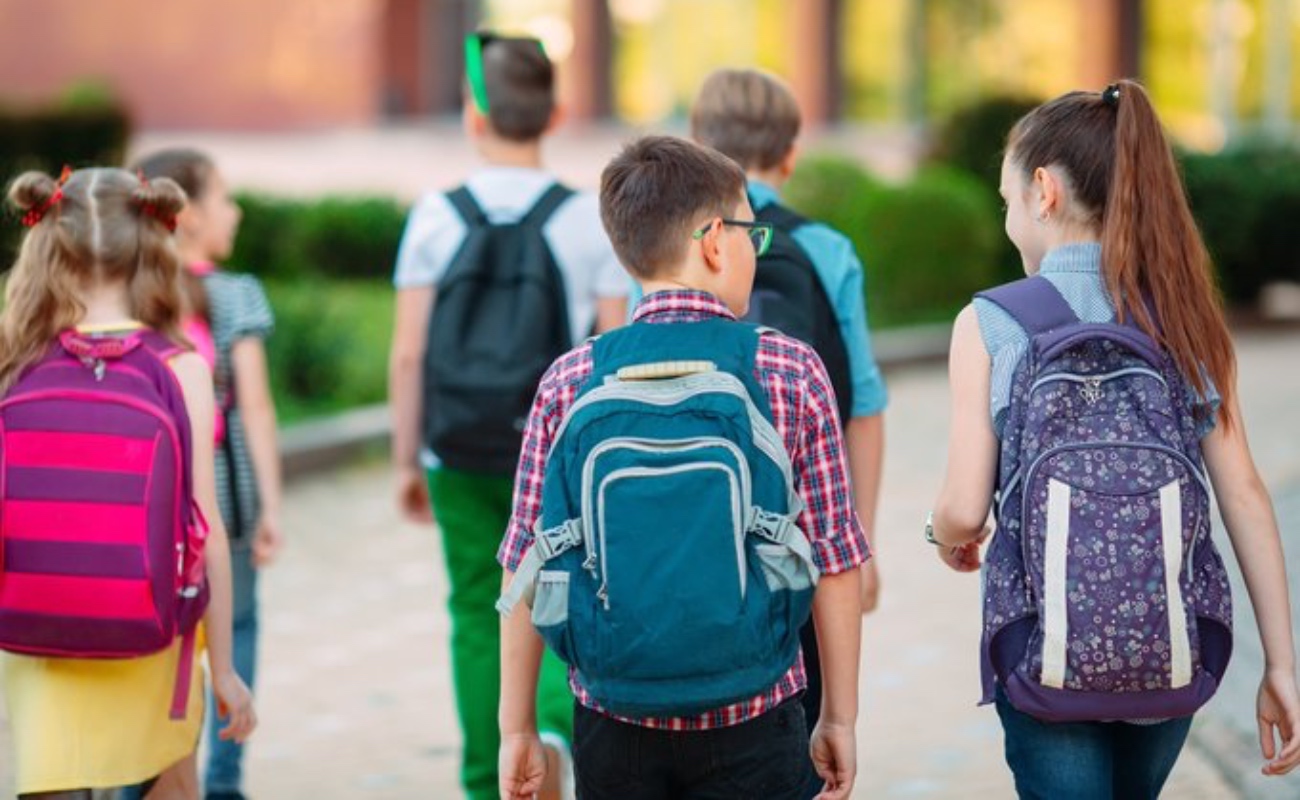 Llama IMSS BC a cuidar peso de mochilas escolares para evitar lesiones a largo plazo