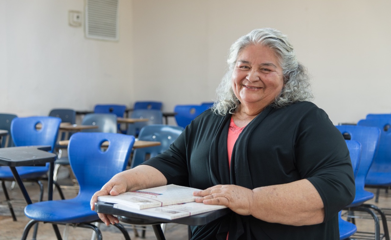 Mujer de 69 años, por concluir estudios de bachillerato en Cobach BC