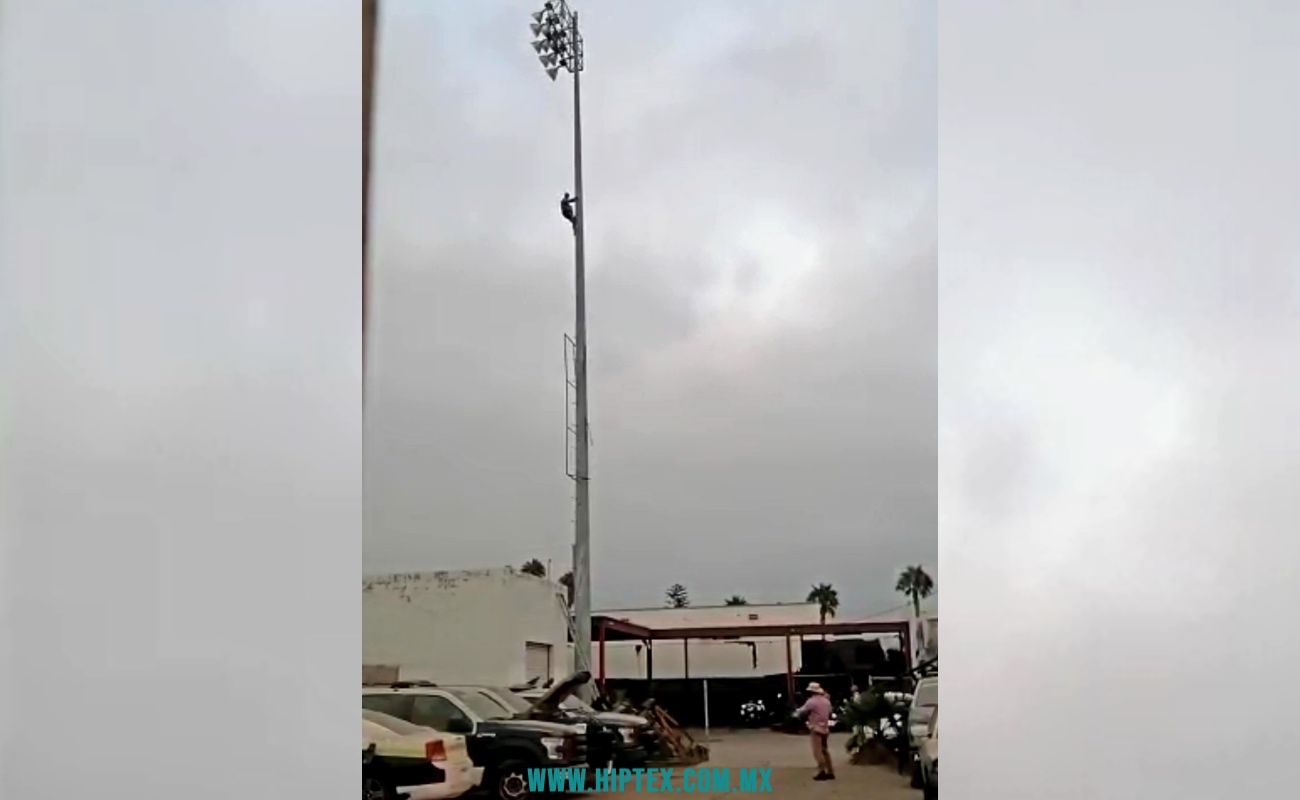 Hombre trepa 40 metros en poste de luz del Deportivo Antonio Palacios