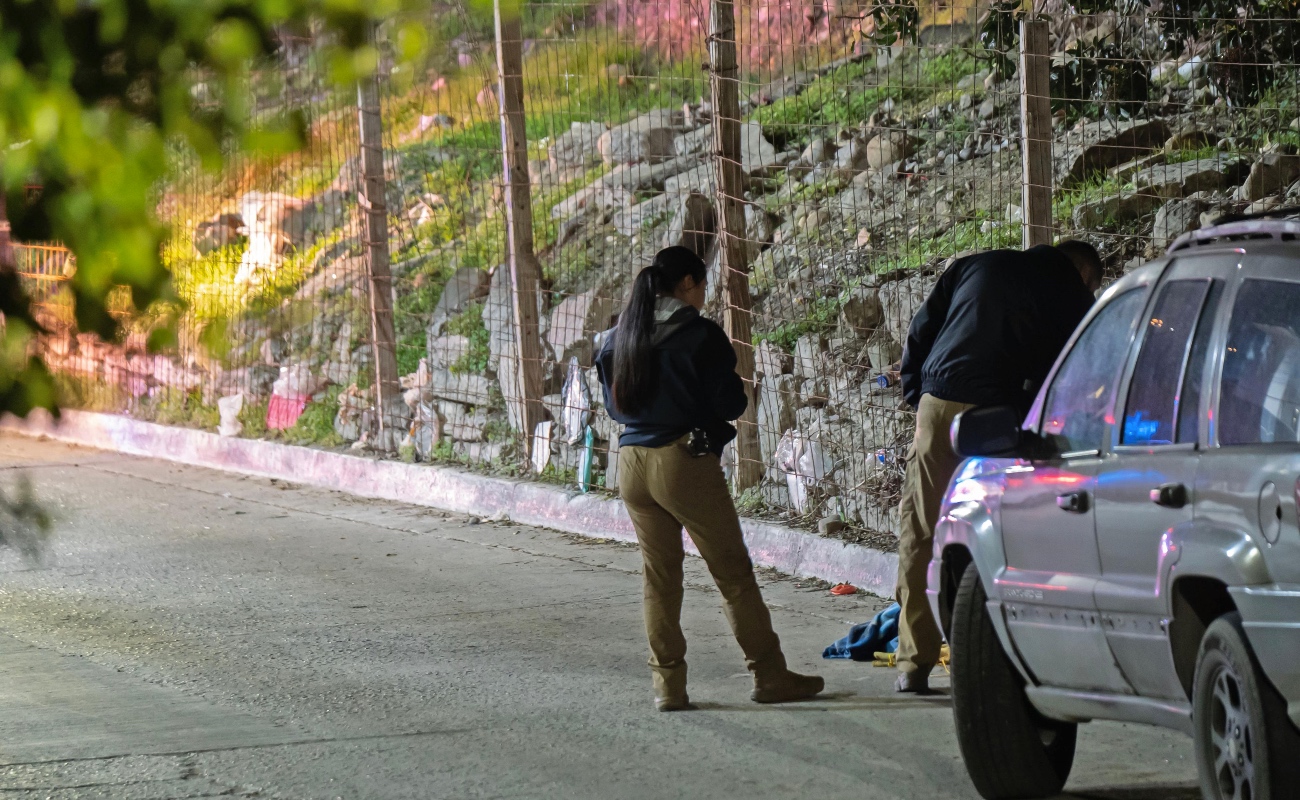 Hallan el cuerpo de una mujer “encobijado” en la Lázaro Cárdenas