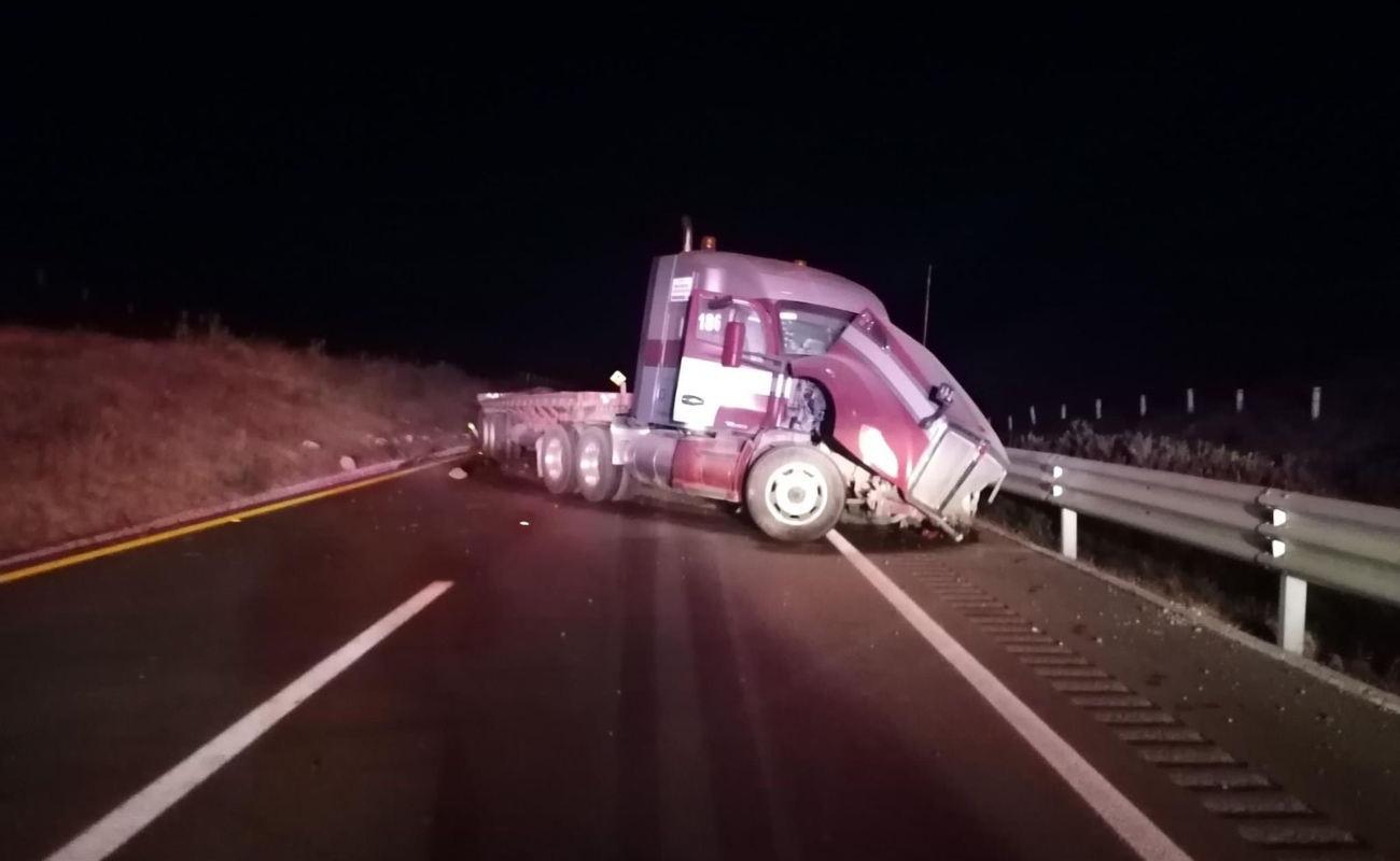 Cerraron la Escénica hacia Tijuana por volcadura de tráiler