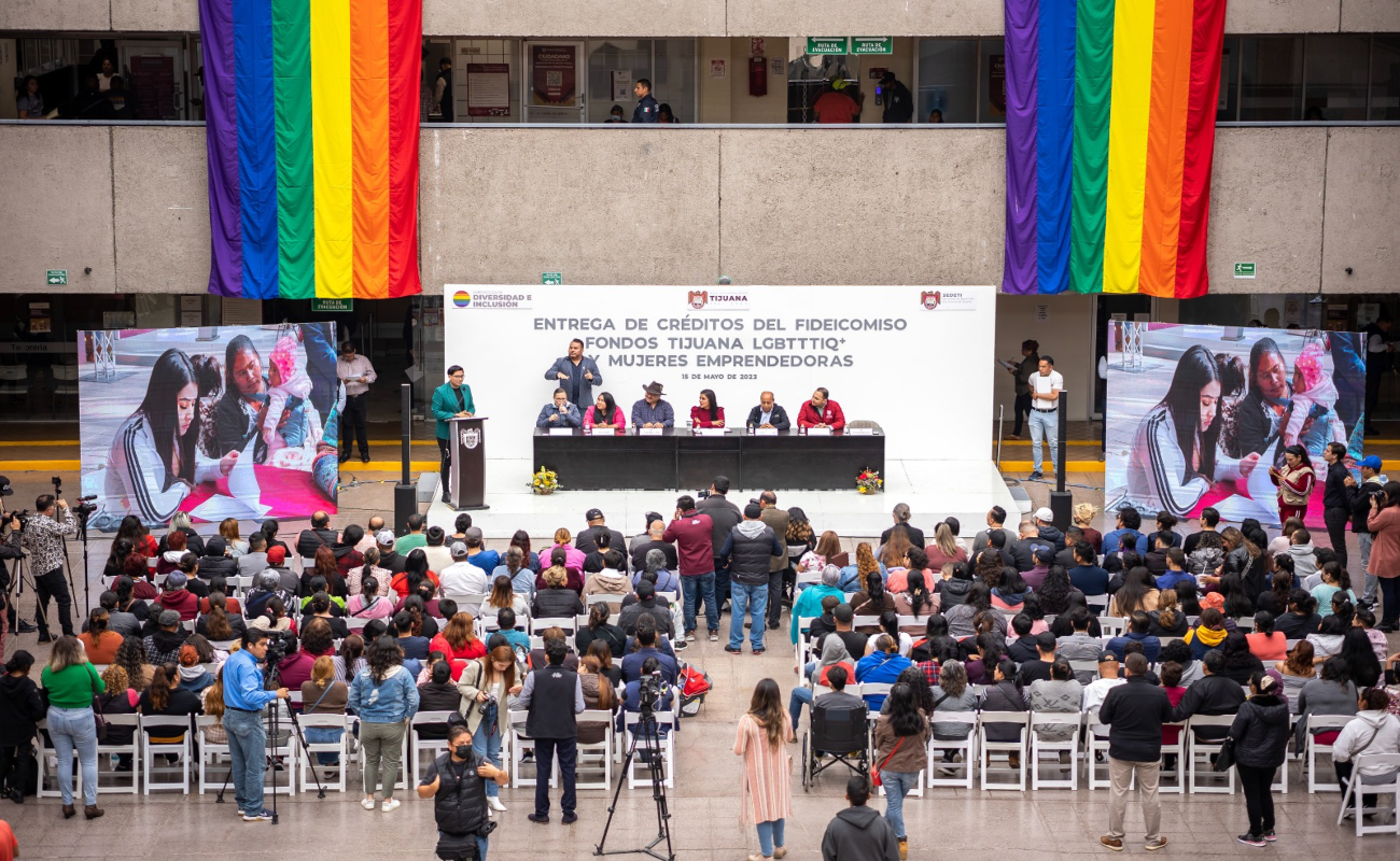 Entrega Montserrat Caballero 240 créditos a integrantes de la comunidad LGBTTTIQ+ y a mujeres emprendedoras