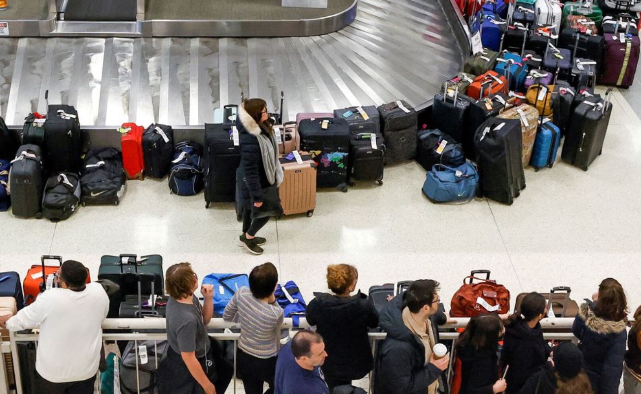 Intentan aeropuertos de EU volver a la normalidad tras jornada caótica