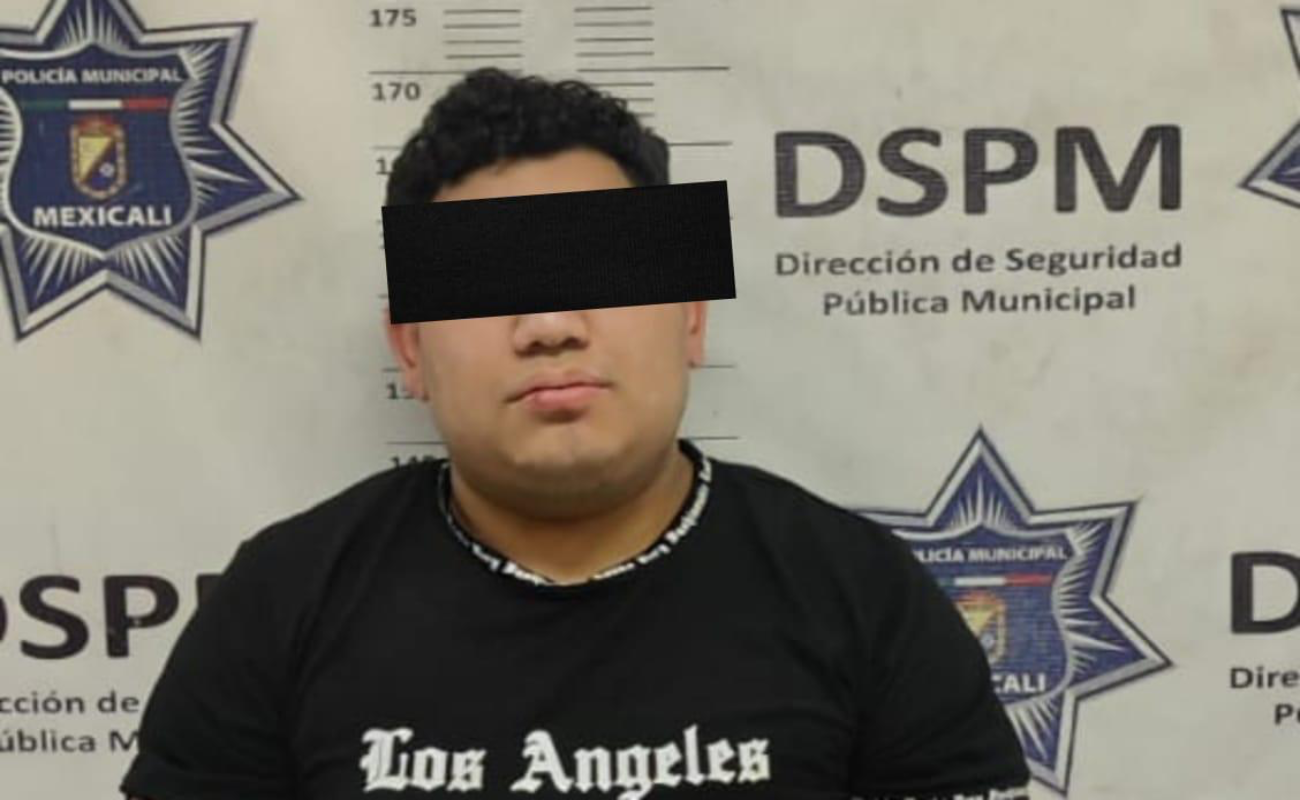 Joven arrebata tolete a supervisor de policía y lo golpea hasta noquearlo