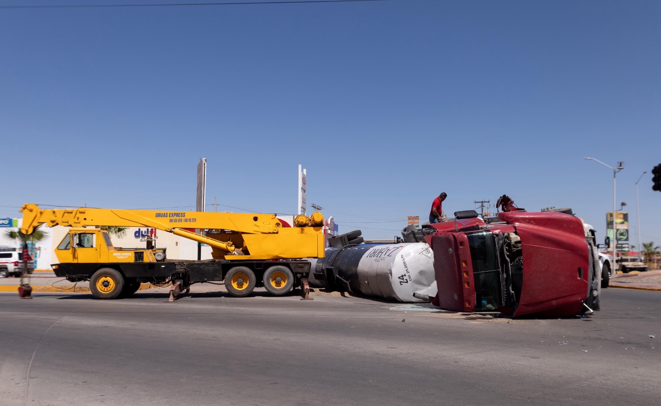 Pipa que transportaba asfalto termina volcada en Mexicali