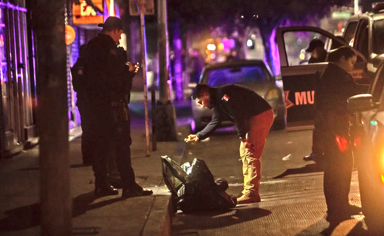 Tiran cadáver “embolsado” en calles de la Zona Centro