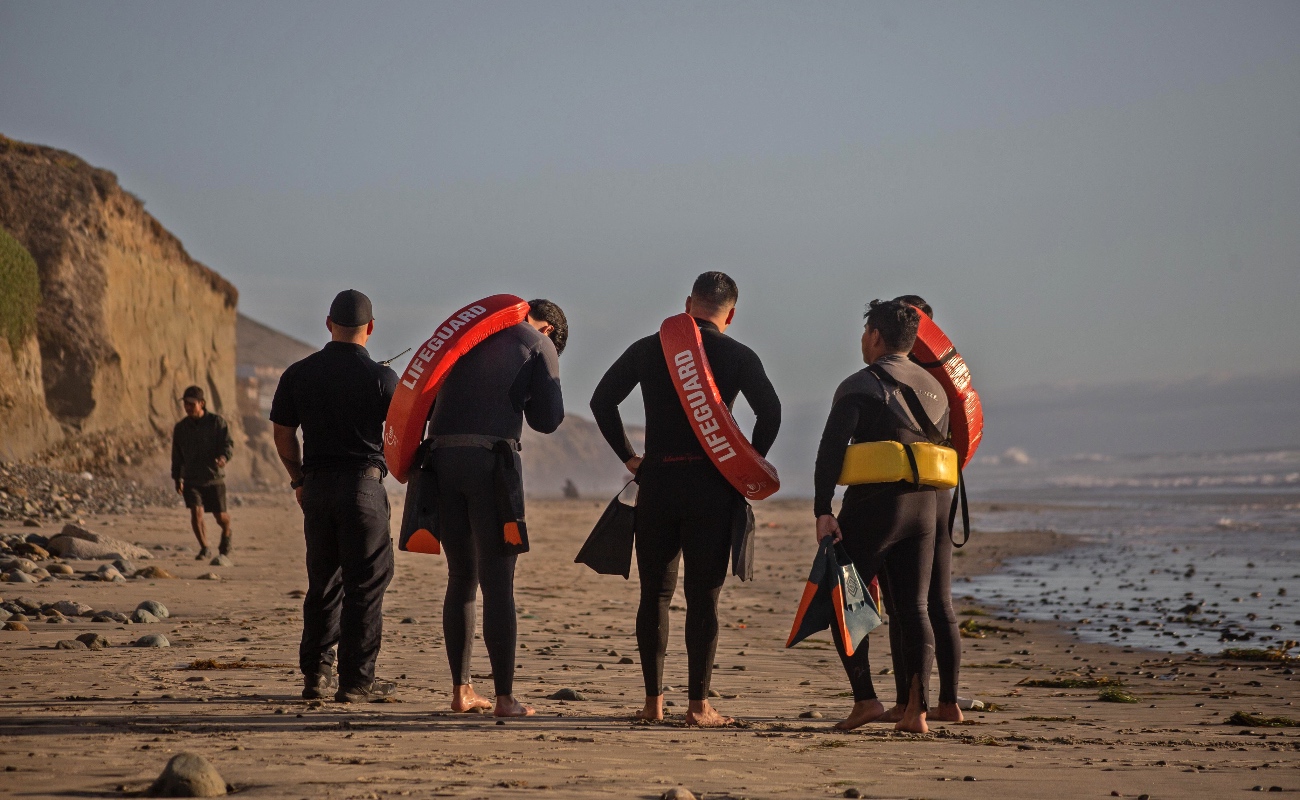 Arrastra el mar a dos menores en Playas de Tijuana; uno sigue desaparecido