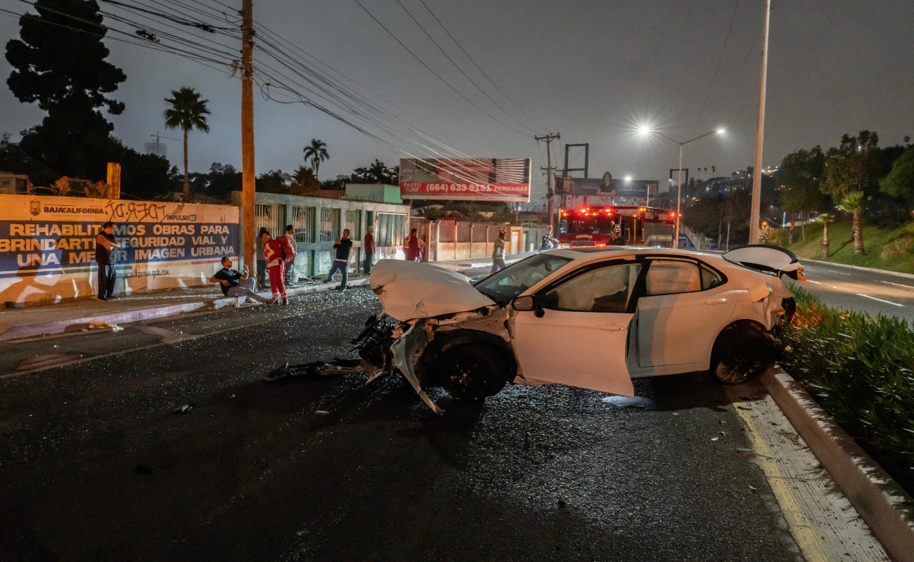 Hombre choca su auto contra una barda