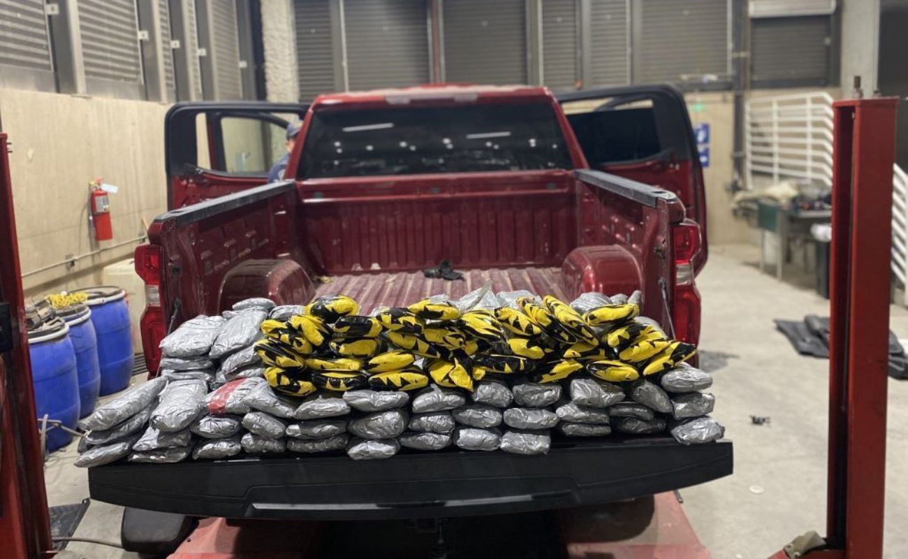 Descubren más de 200 paquetes de metanfetamina ocultos en una camioneta pick-up