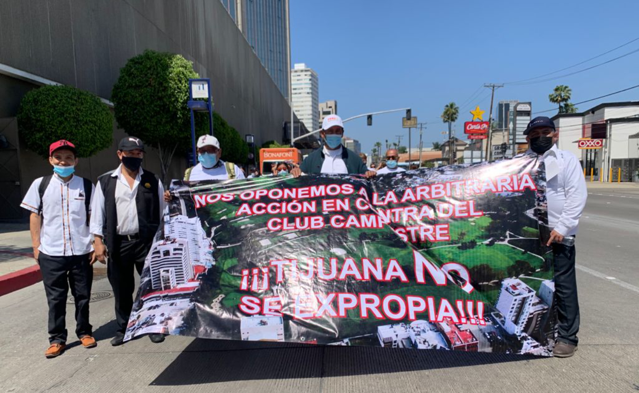 Marchan trabajadores sindicalizados contra la expropiación del Club Campestre