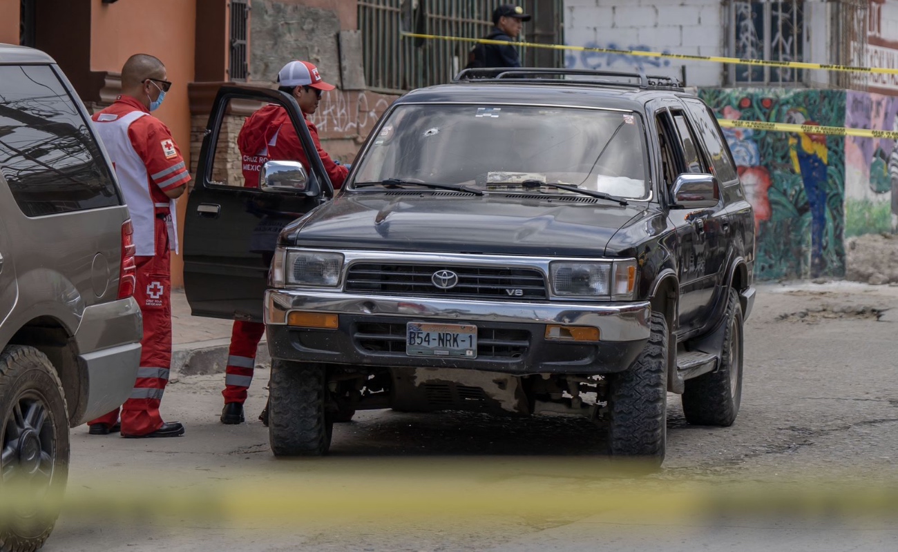 Asesinan a un hombre a bordo de camioneta en colonia Los Laureles