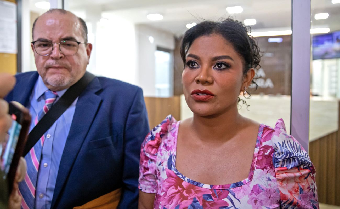 Acude Montserrat Caballero a Sindicatura para declarar por investigación en su contra