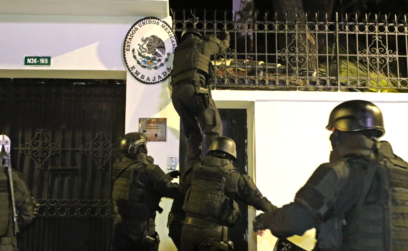 México rompe relaciones con Ecuador, tras asalto a embajada