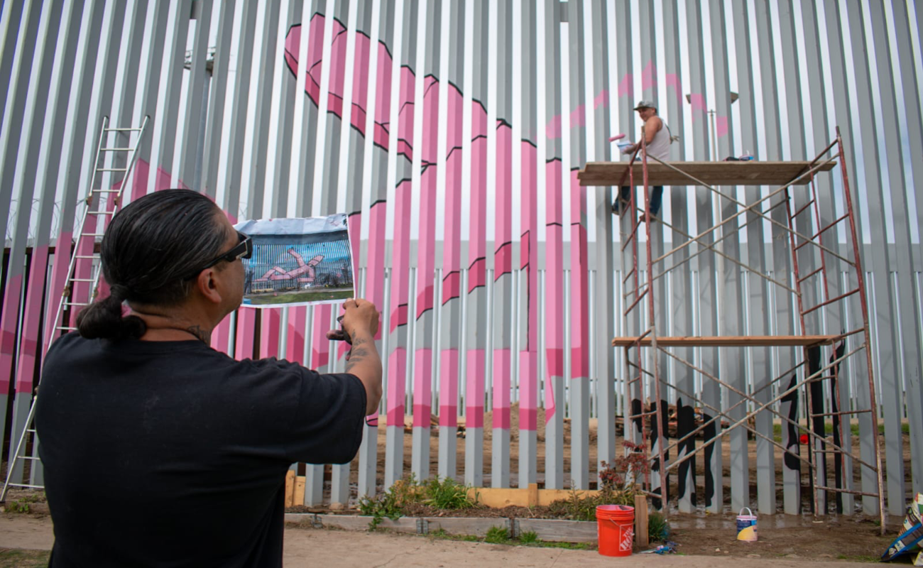 Artistas buscan llenar de color el nuevo muro fronterizo de playas de Tijuana