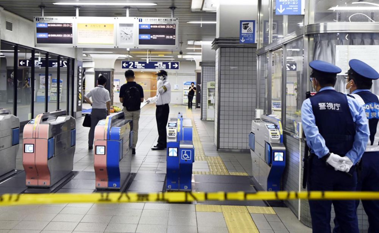 Hombre acuchilla a 10 pasajeros en tren subterráneo de Tokio