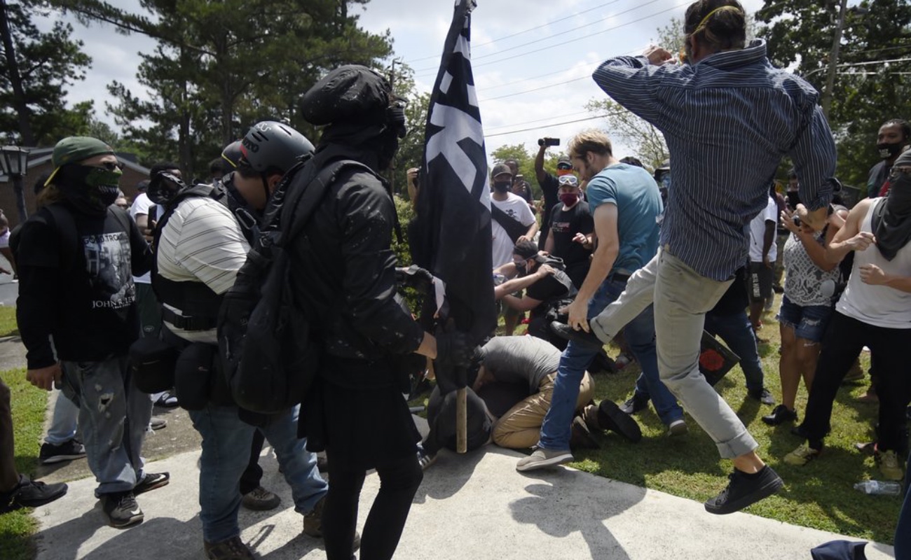 Chocan manifestantes racistas y antirracistas en Georgia