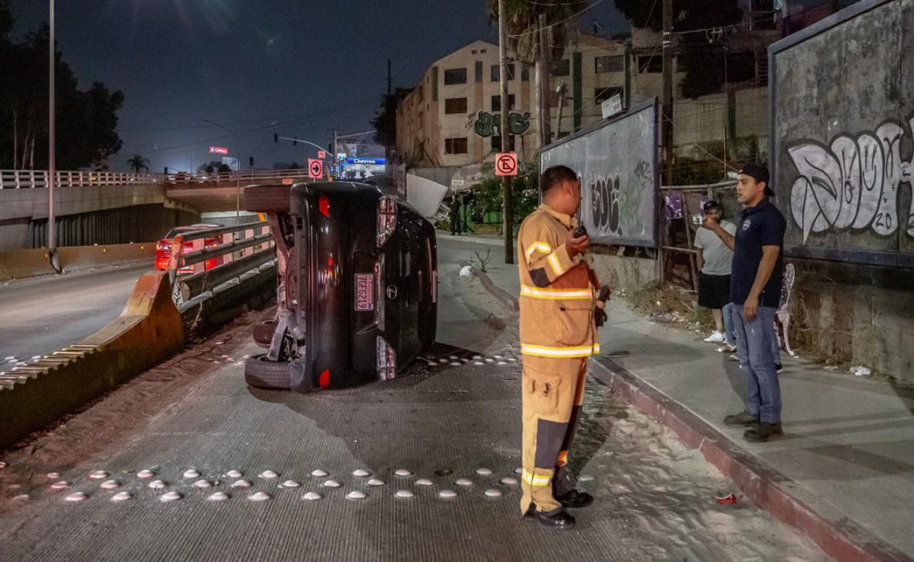 Automovilista vuelca en la avenida Prolongación Paseo de los Héroes