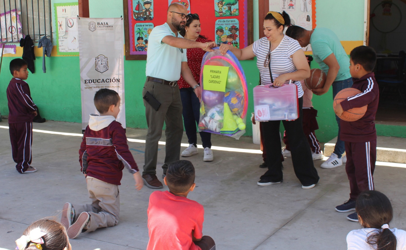 Reciben escuelas de Ensenada mobiliario, material deportivo y curativo