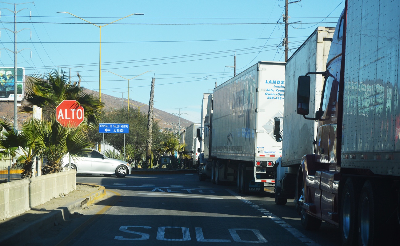 Reportan severo caos vial en la zona de Otay por lento cruce de camiones