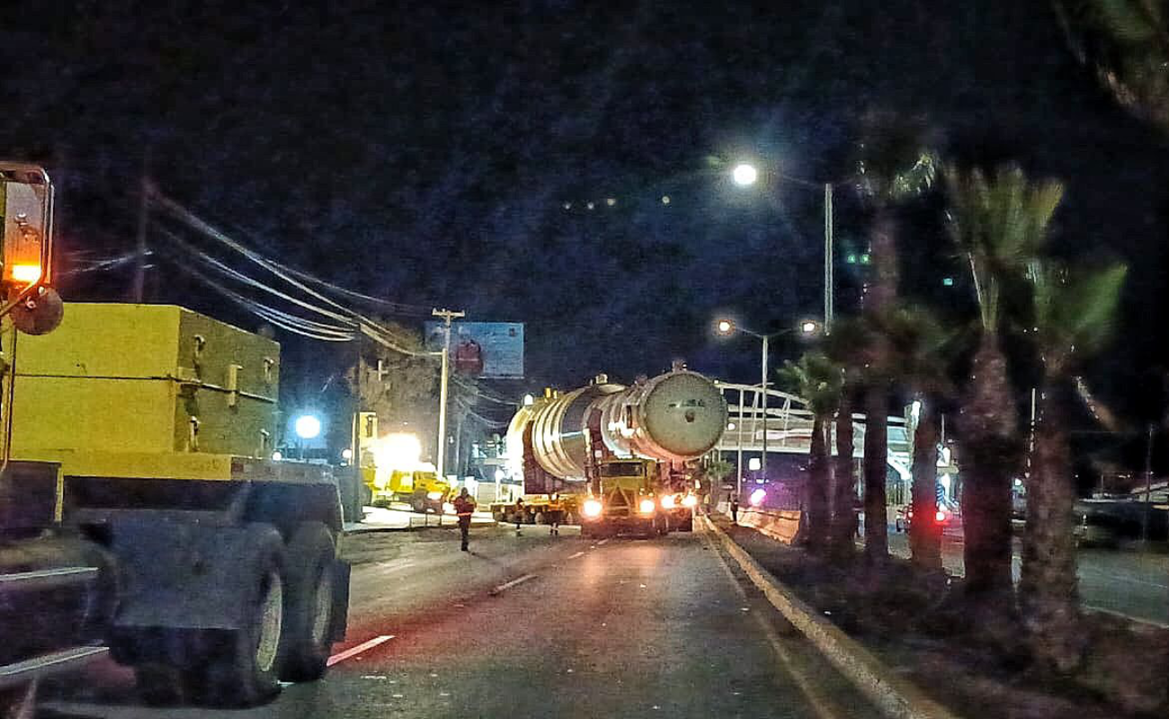 Reanudan movimiento de carga sobredimensionada por el tramo carretero Ensenada-San Miguel