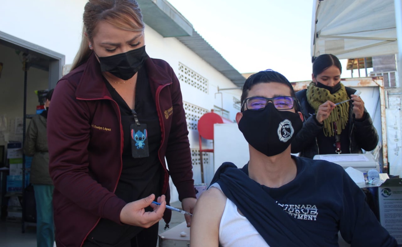Refuerzan vacunación contra Covid-19 a bomberos y policías