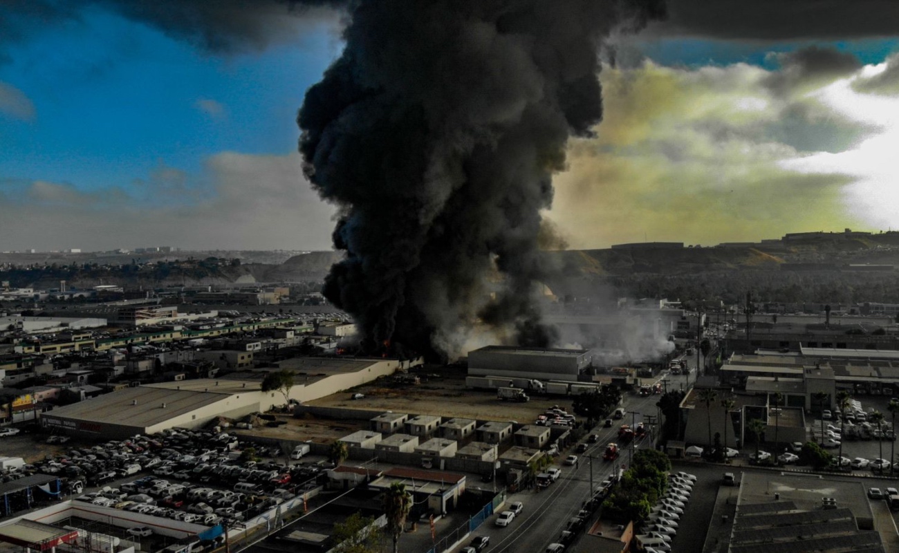 Mantienen monitoreo permanente ante incendio de fábrica en Tijuana