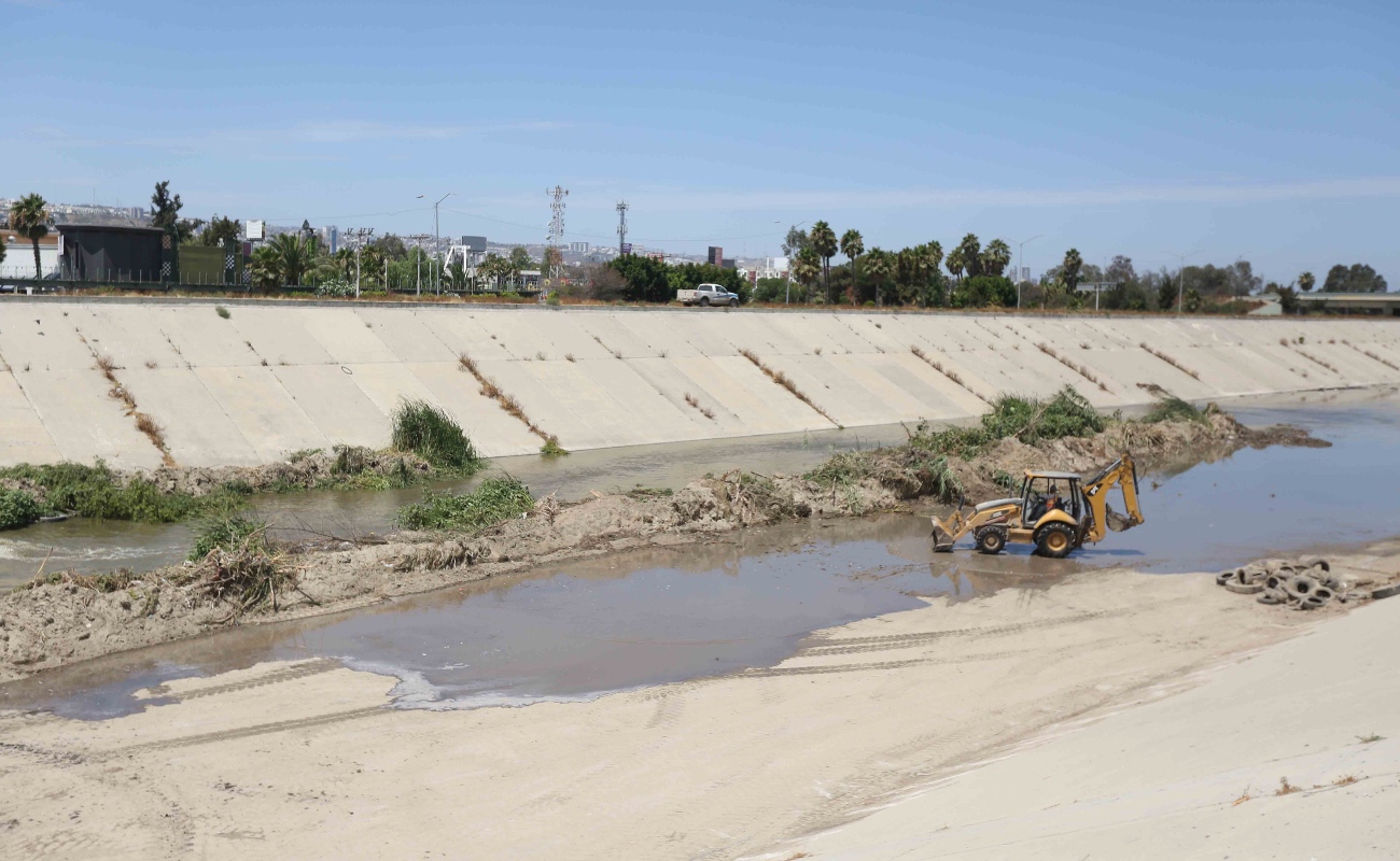 Reconoce Embajador de Estados Unidos limpieza de canalización del Río Tijuana