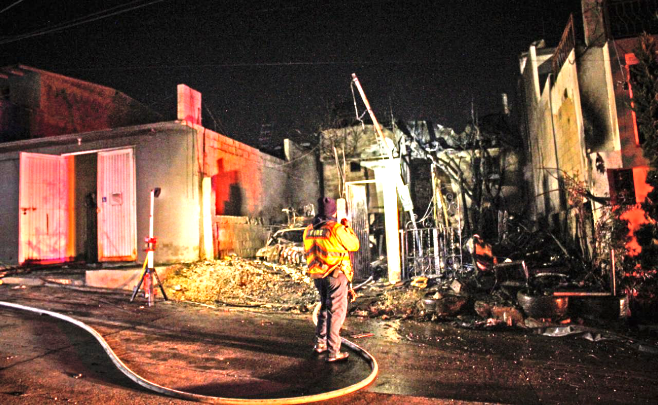 Incendio provocado por un cohete deja sin vivienda a anciana