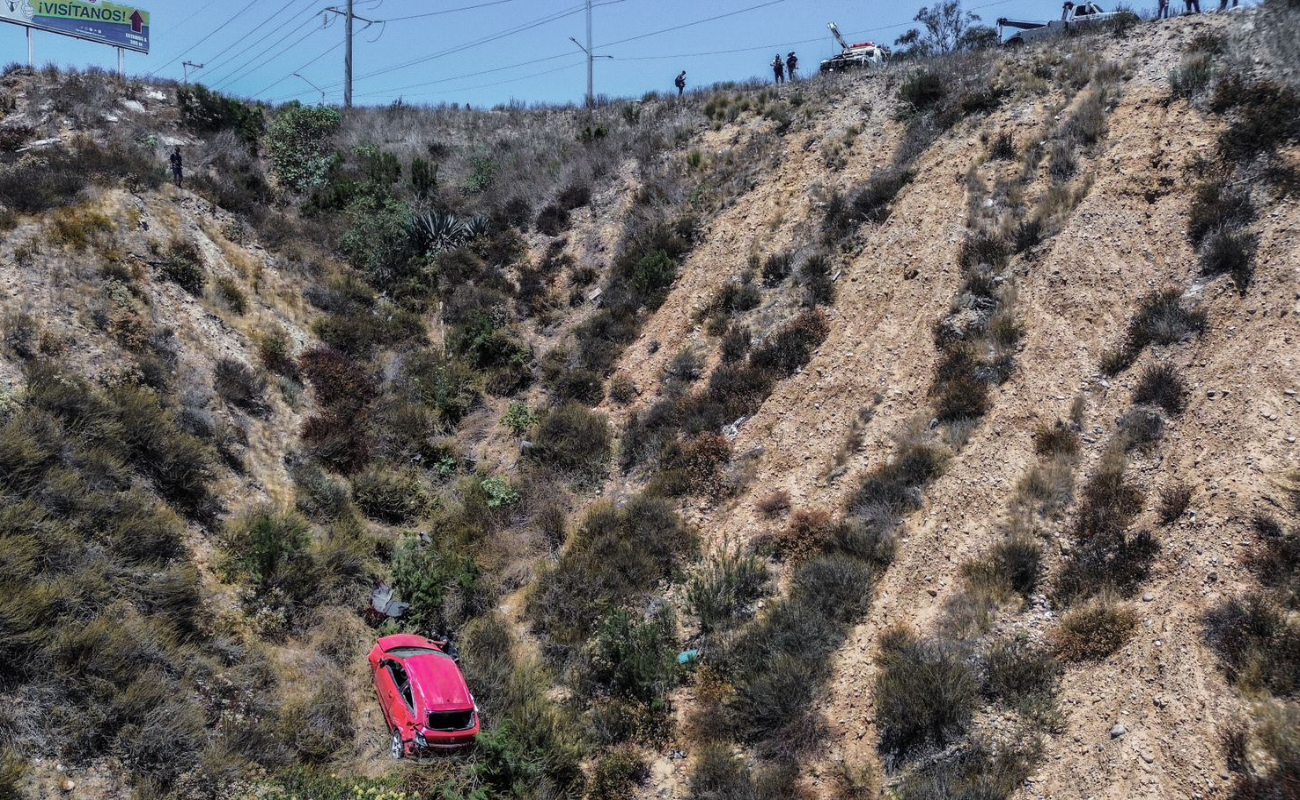 Cae carro al barranco del Libramiento Sur; conductor huye del lugar