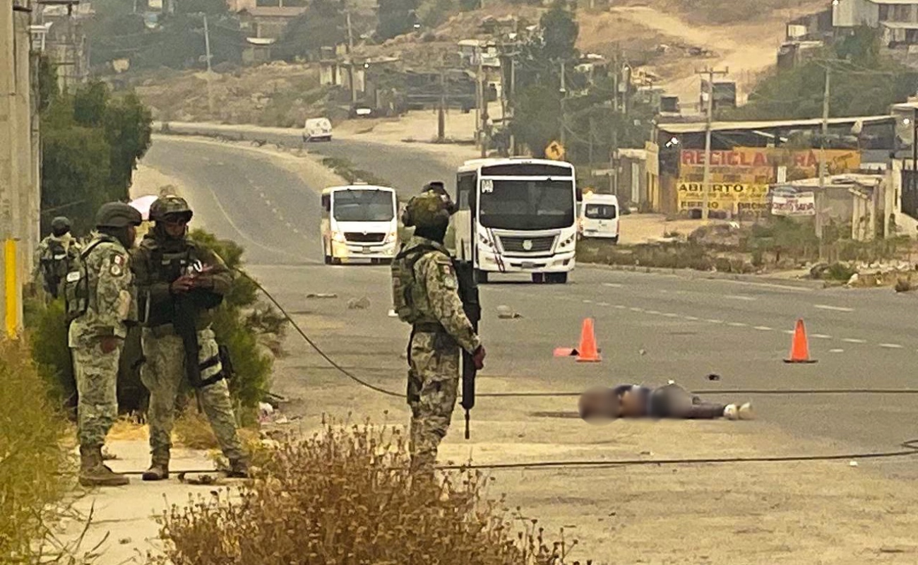 Hallan a hombre muerto y esposado en la carretera libre Tijuana-Tecate