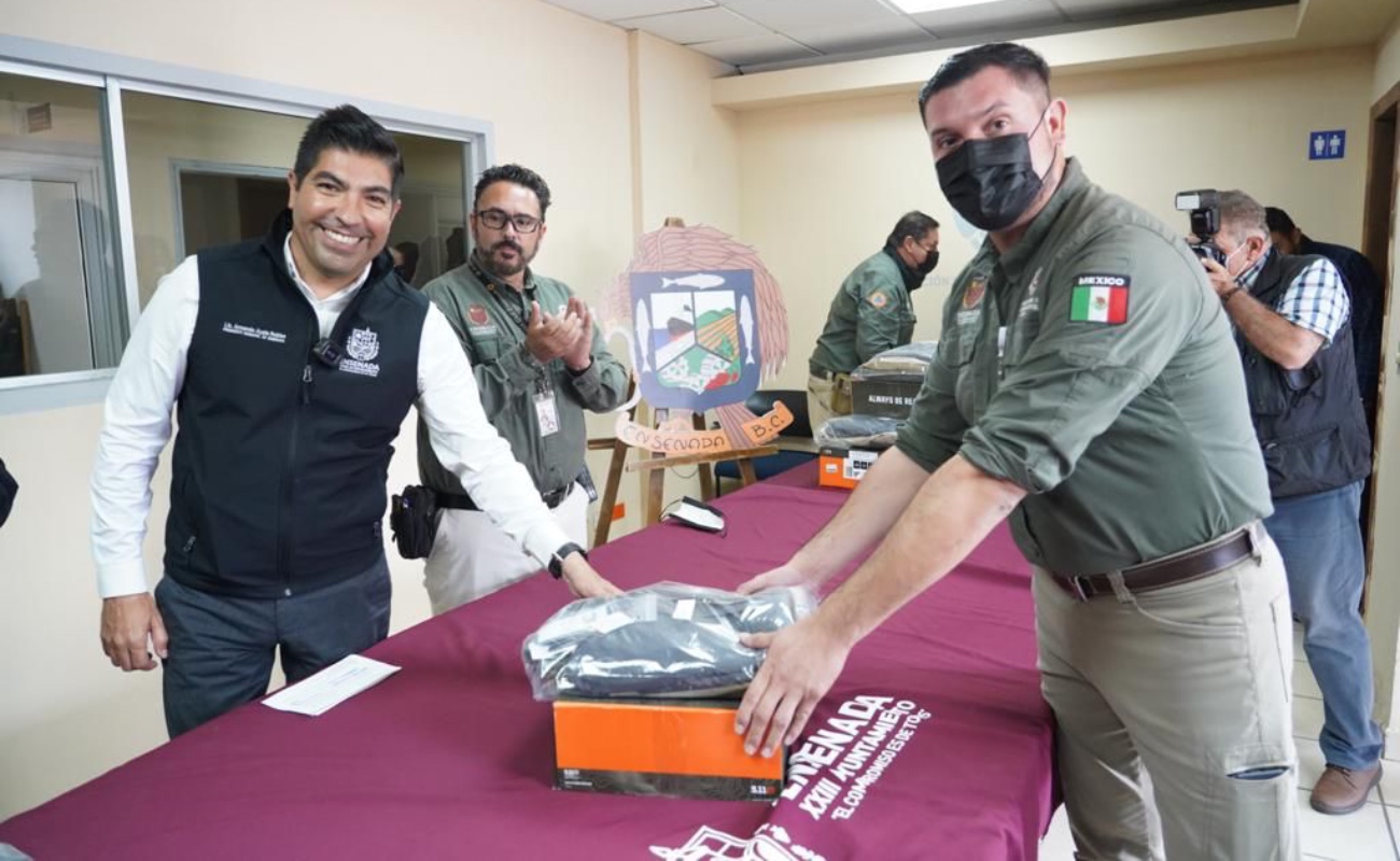 Entrega Armando Ayala 22 uniformes tácticos a personal de Protección Civil Municipal