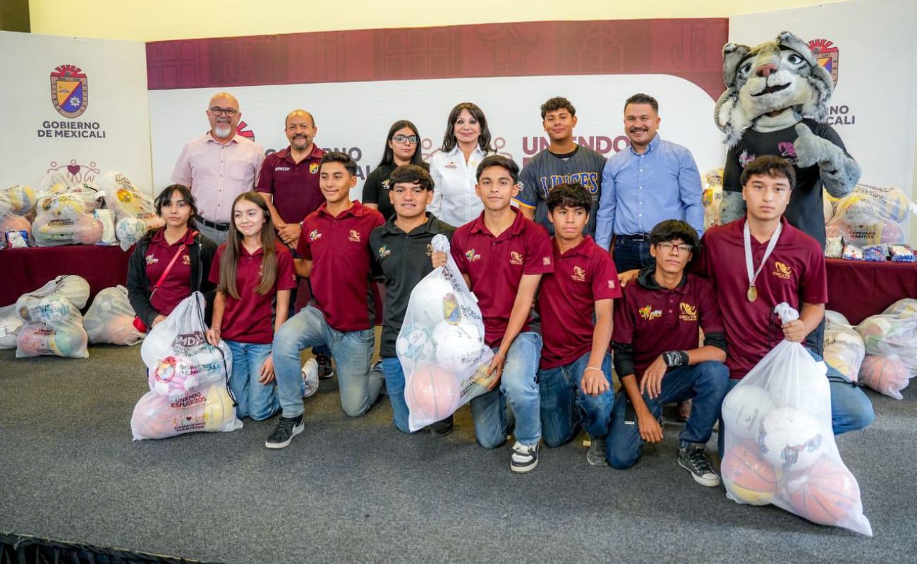 Fomenta Ayuntamiento el deporte en jóvenes del CECyTE BC, dona kits deportivos