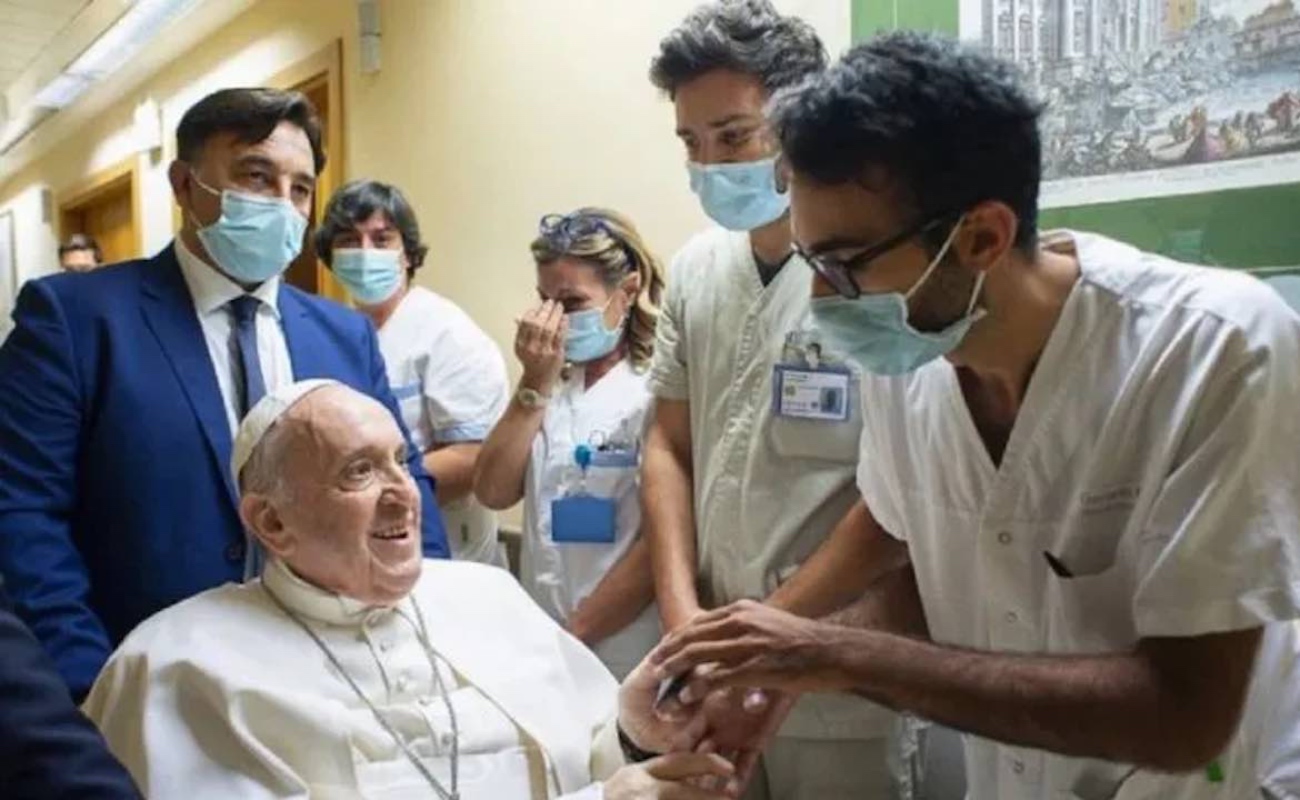 Dan de alta al Papa Francisco tras exitosa operación para extirpar la mitad del colon
