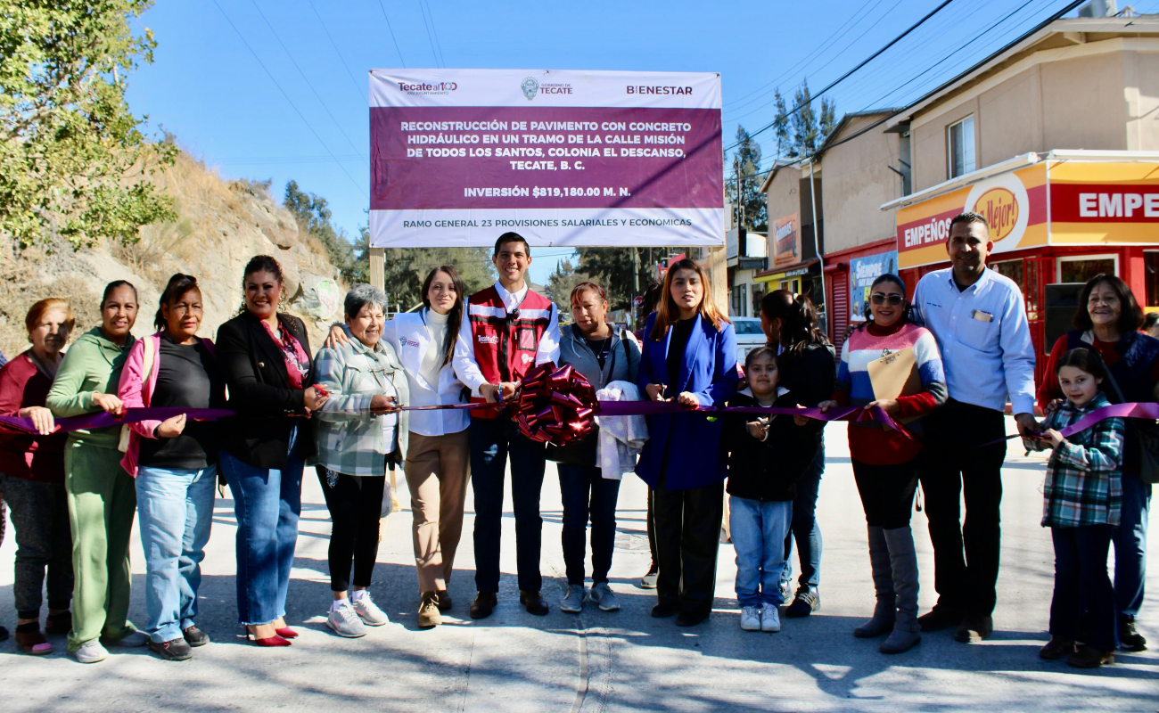 Inaugura Román Cota rehabilitación de calle en la Colonia El Descanso