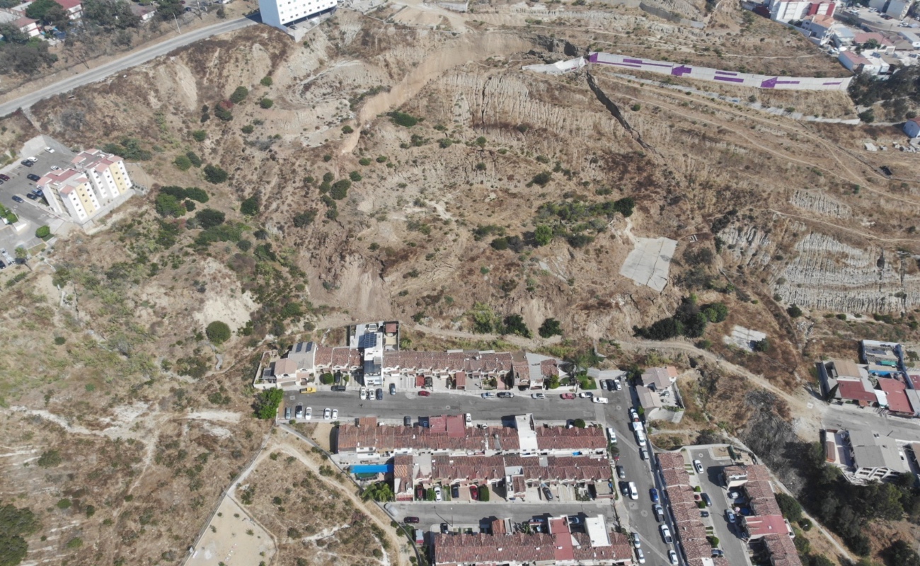 Etiquetan 15 viviendas con engomado rojo por deslizamiento de tierra en Colinas del Rey