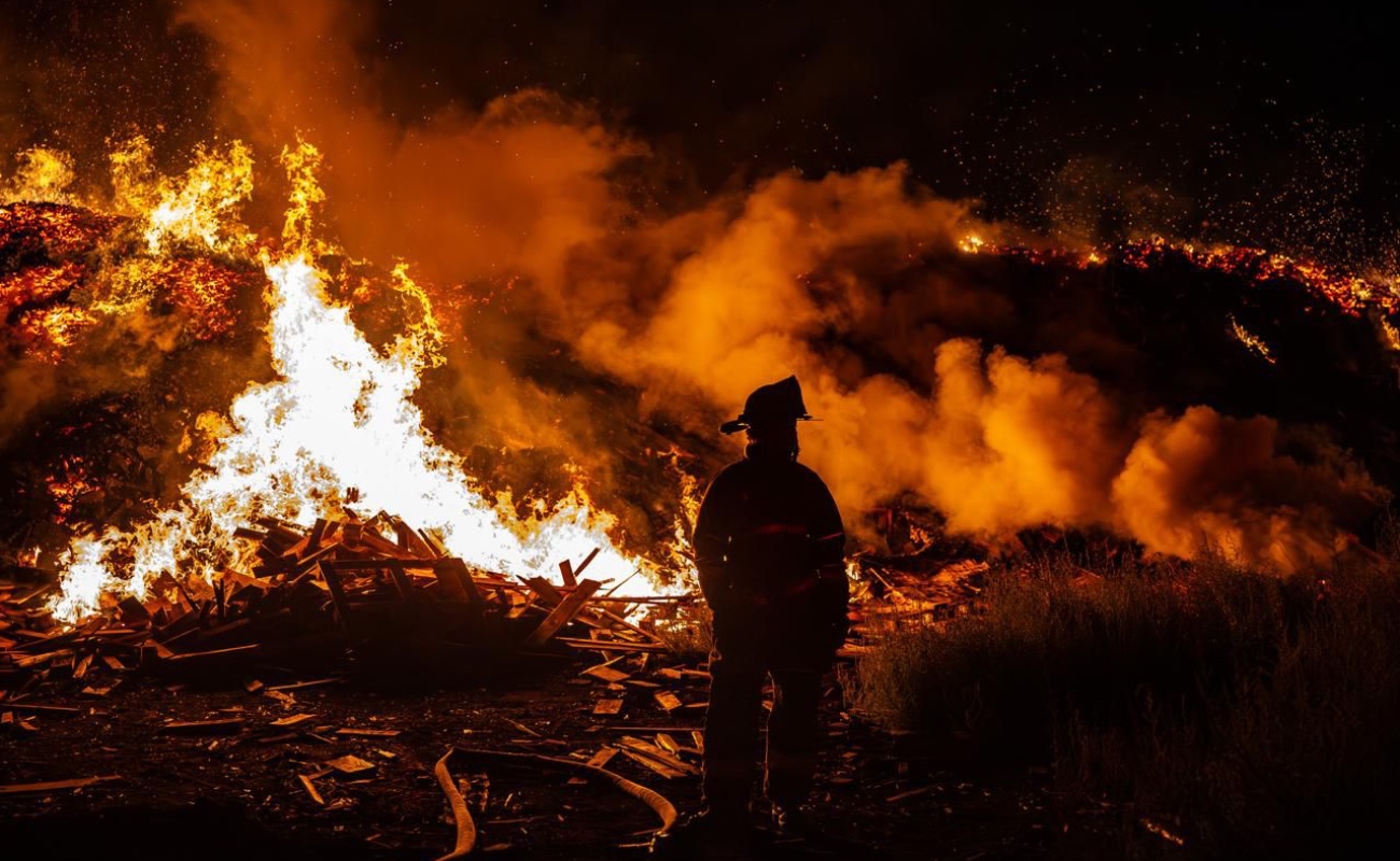 Montaña de madera reciclada se incendia