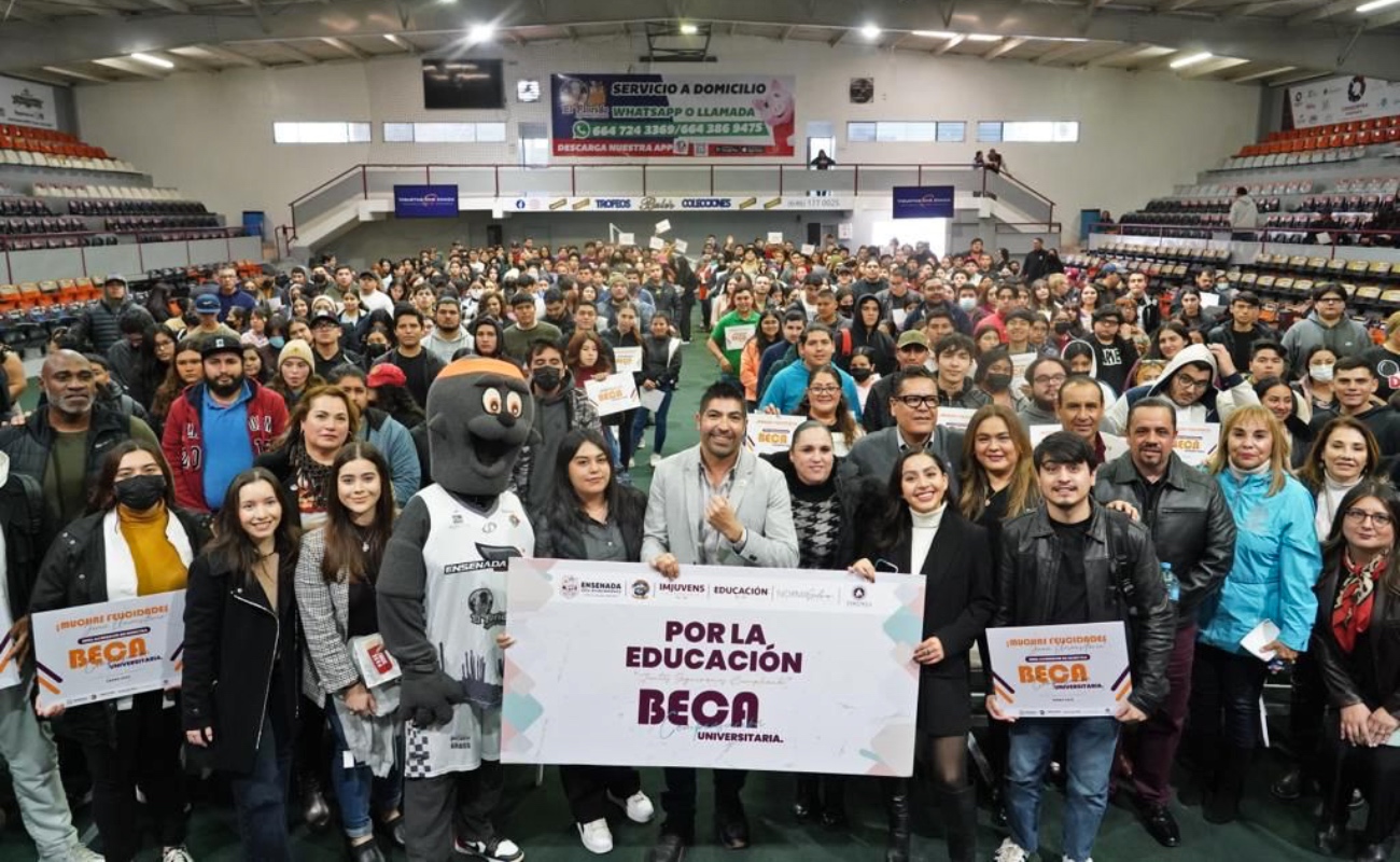 Reciben 400 estudiantes de Ensenada beca “Juntos Seguiremos Cumpliendo”