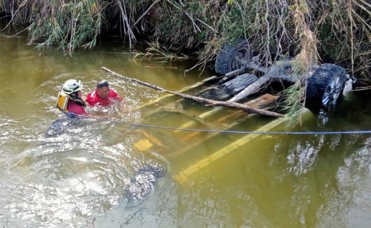 Hallan 14 personas sin vida en camioneta volcada en río de Nuevo León
