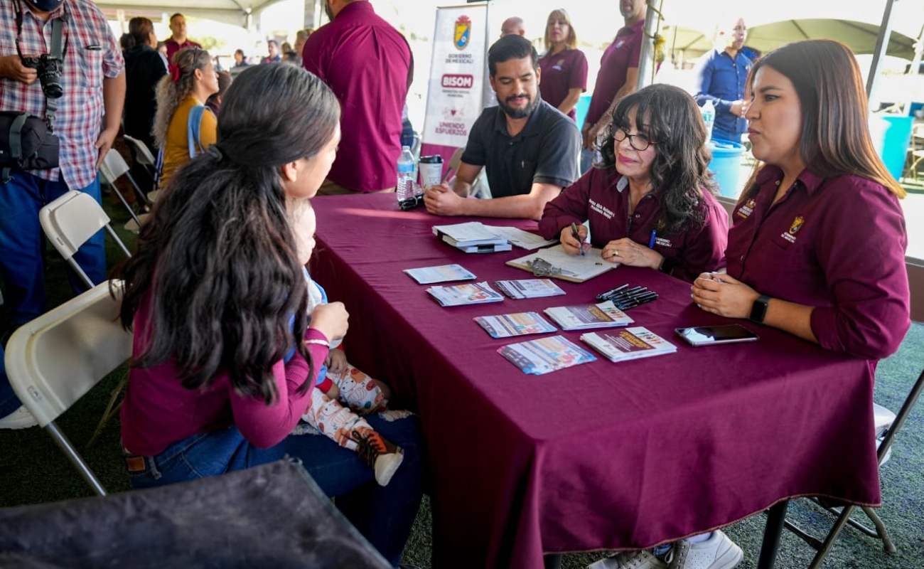 Norma Bustamante acerca los servicios municipales a la progreso