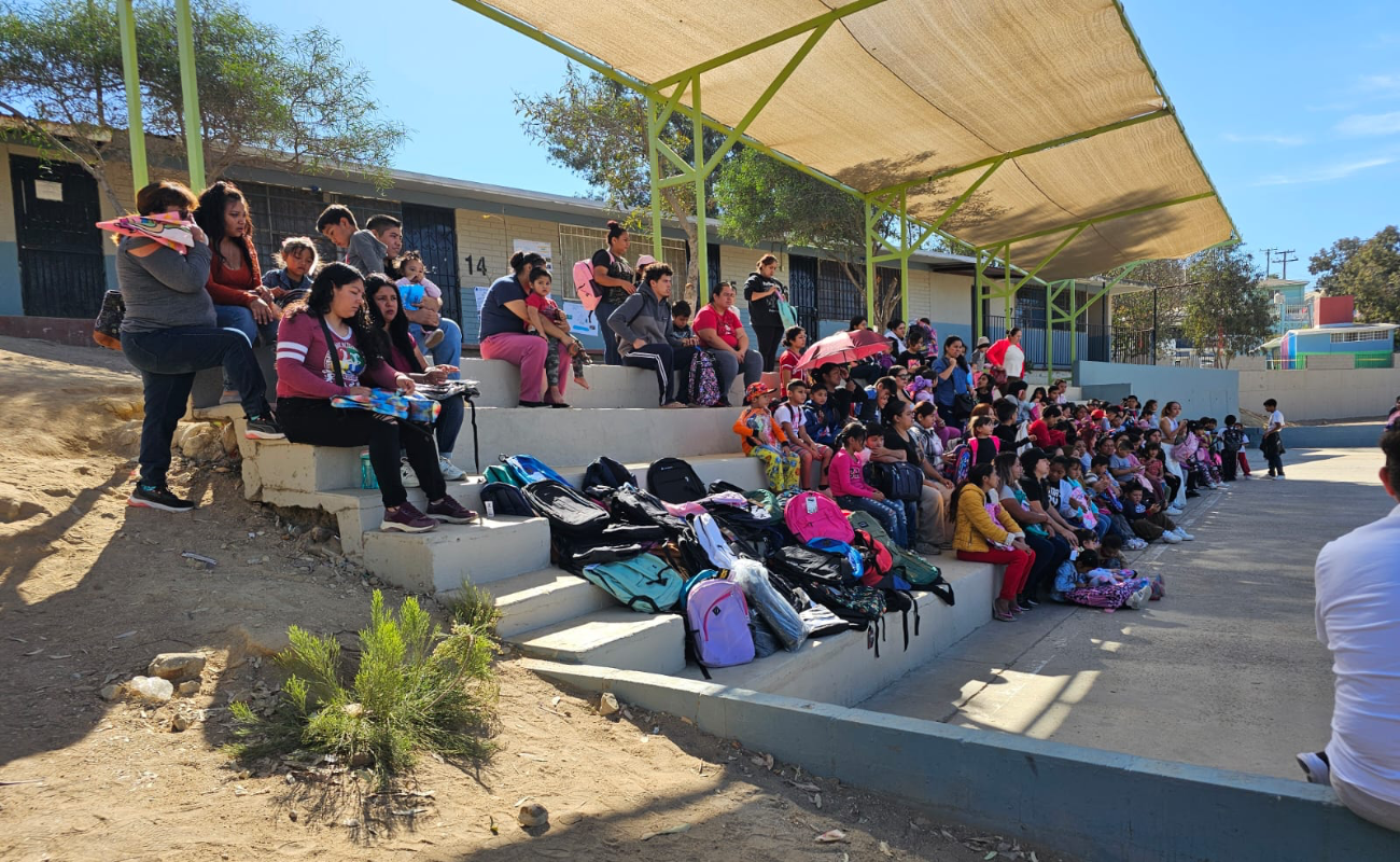 Se suman Rotarios a donación de mochilas y útiles escolares